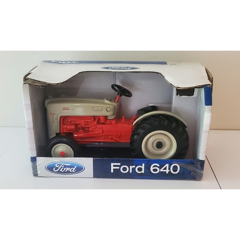 Ertl NIB Ford 640 Tractor 1/16
